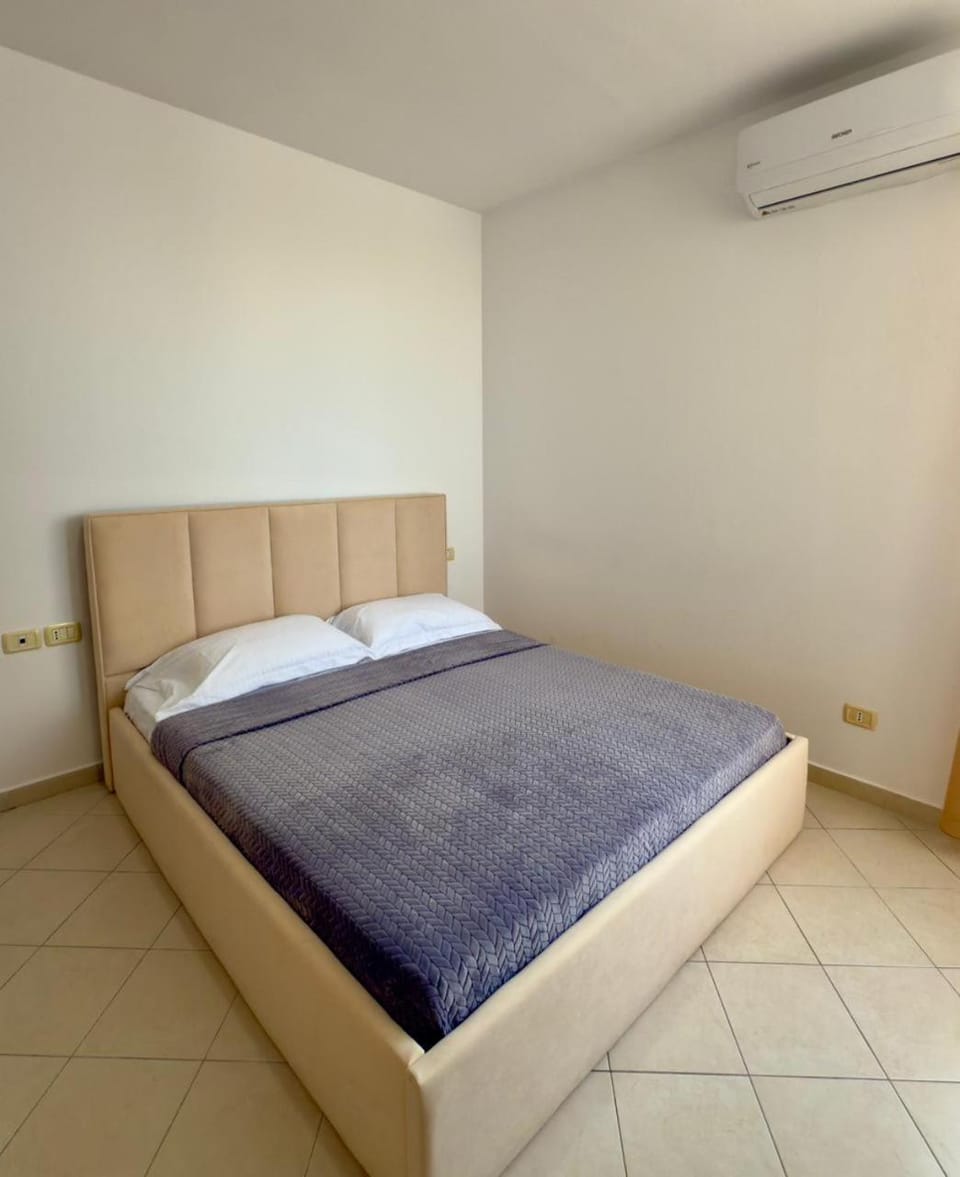 Bed, Photo of the whole room, Bedroom, air conditioner