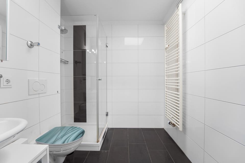 Shower, Toilet, Bathroom, heating