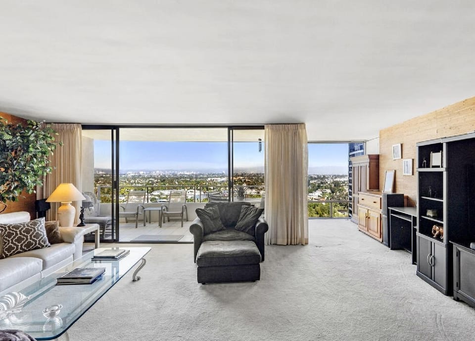 Three Bedroom Residence with Panoramic Water Views Apartment in Marina del Rey