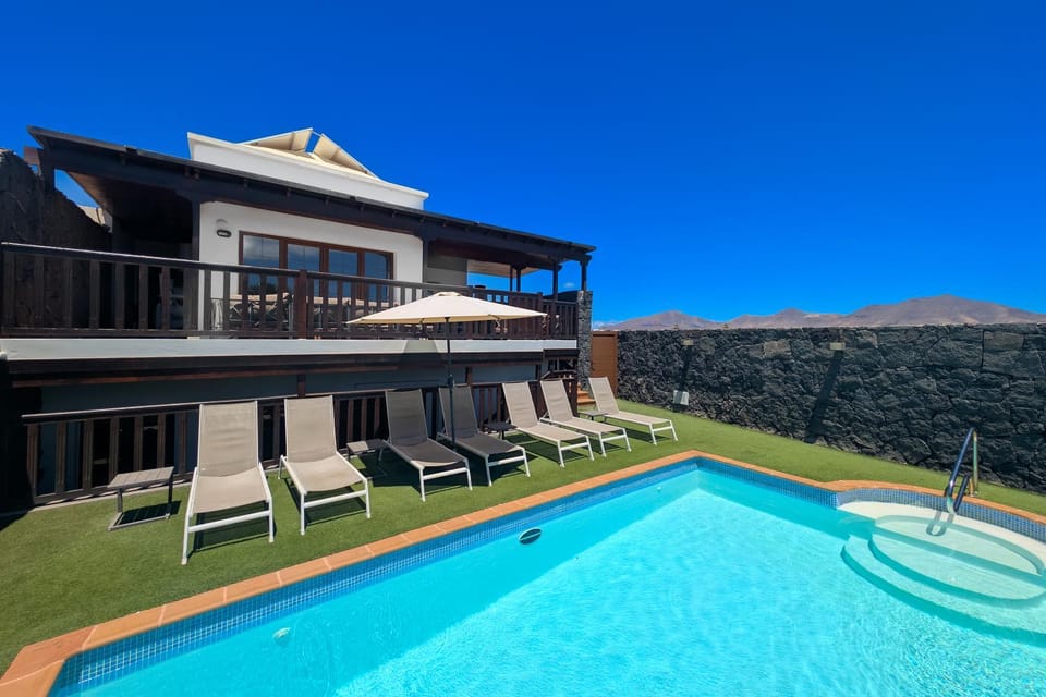 Pool view, Swimming pool, sunbed