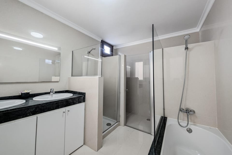 Villa Penguina Playa Blanca - 5 Bedroom - Hot Tub - Heated Pool Villa in Playa Blanca