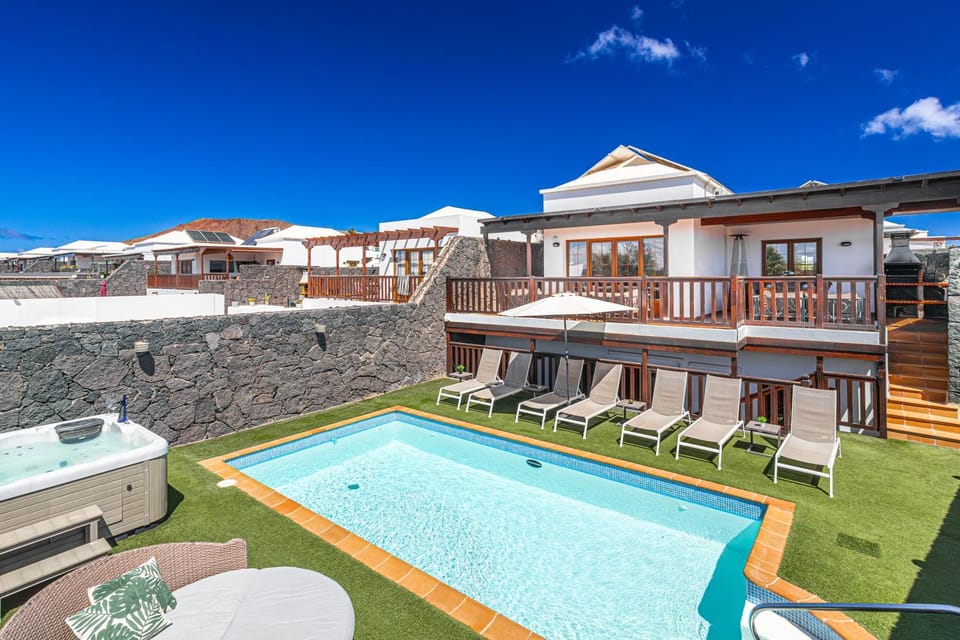 Villa Penguina Playa Blanca - 5 Bedroom - Hot Tub - Heated Pool Villa in Playa Blanca