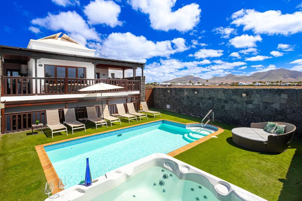 Villa Penguina Playa Blanca - 5 Bedroom - Hot Tub - Heated Pool Villa in Playa Blanca