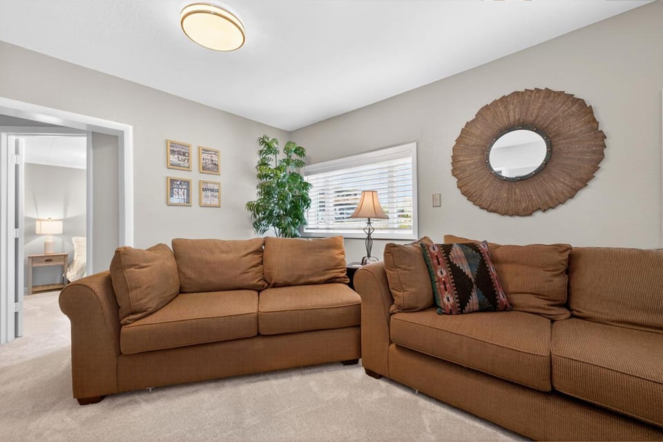 Day, Living room, Seating area, Bedroom, furniture