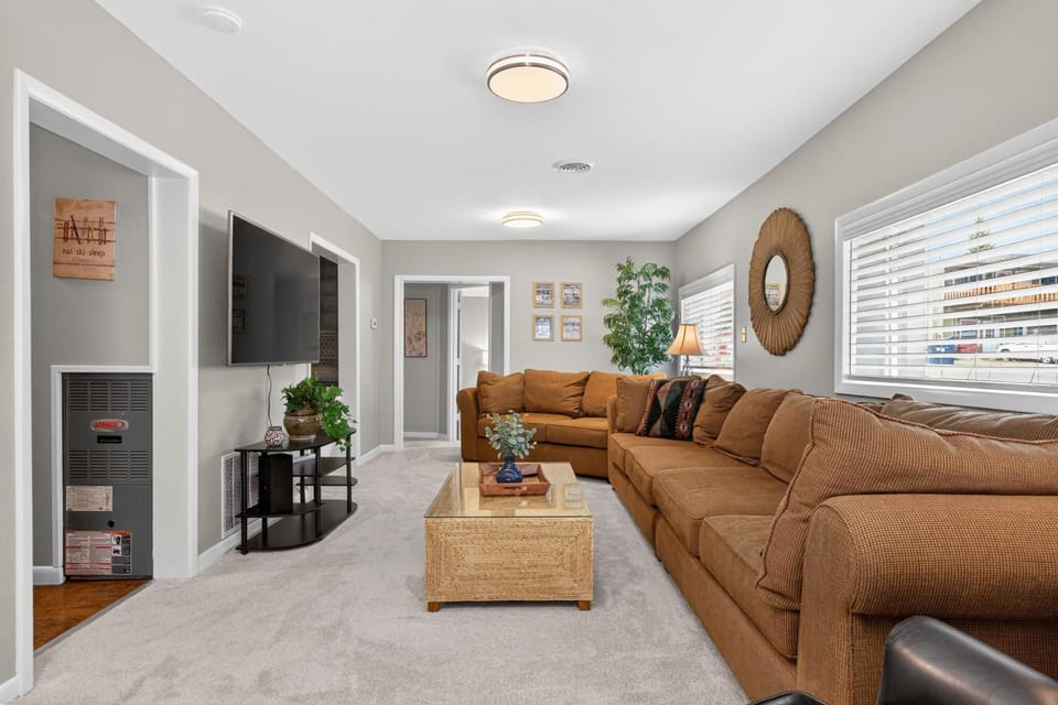 Day, TV and multimedia, Living room, Seating area, furniture, heating
