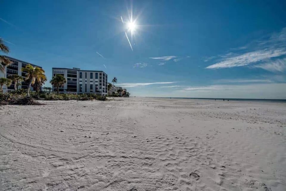 Beachfront Gulf Views, Pool & Steps to Times Square - Beach Villas 203 - Roelens House in Estero Island