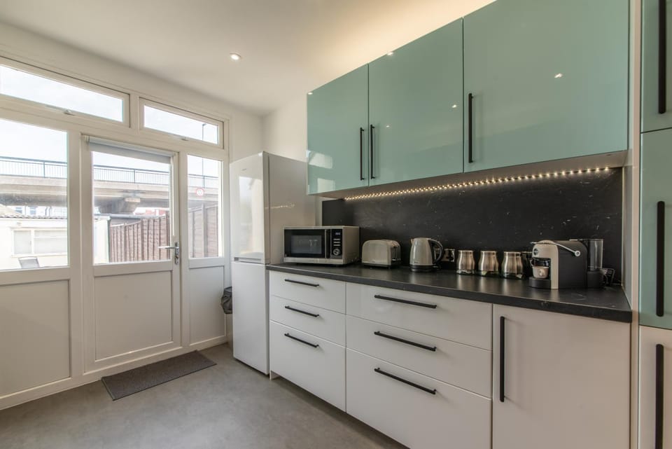 Coffee/tea facilities, microwave, toaster, kitchen, kitchen