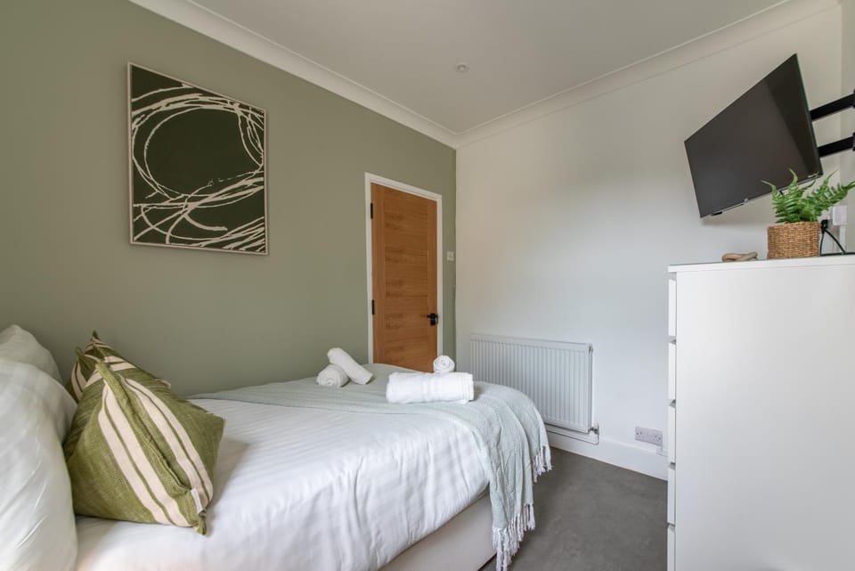 Bed, Bedroom, towels