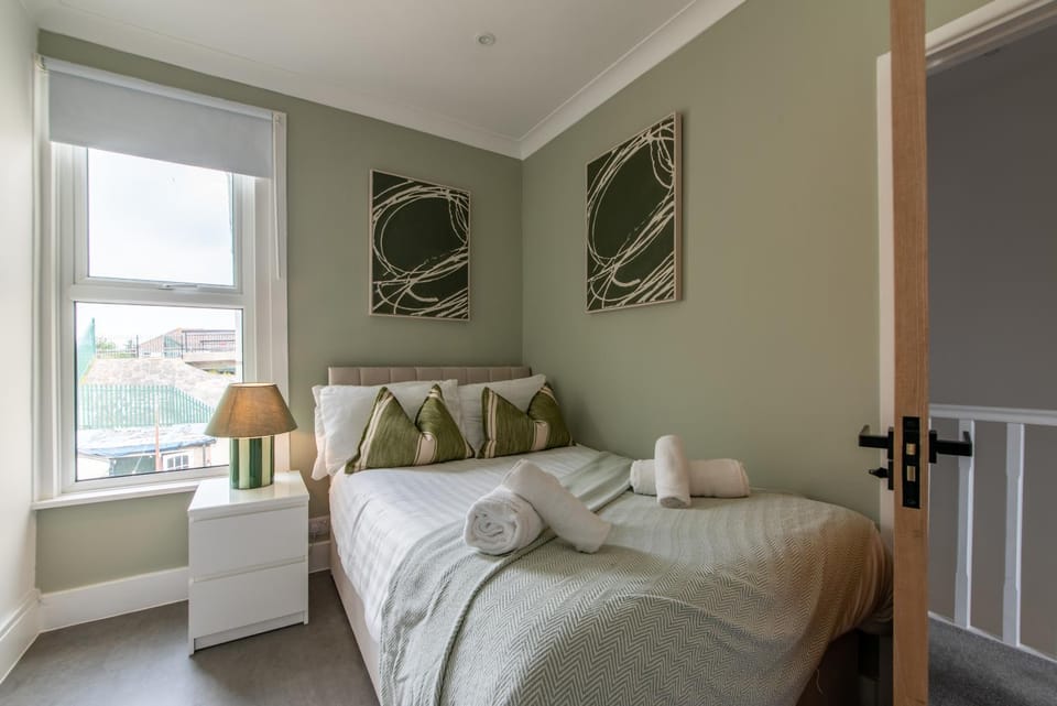 Bed, Bedroom, towels, towels