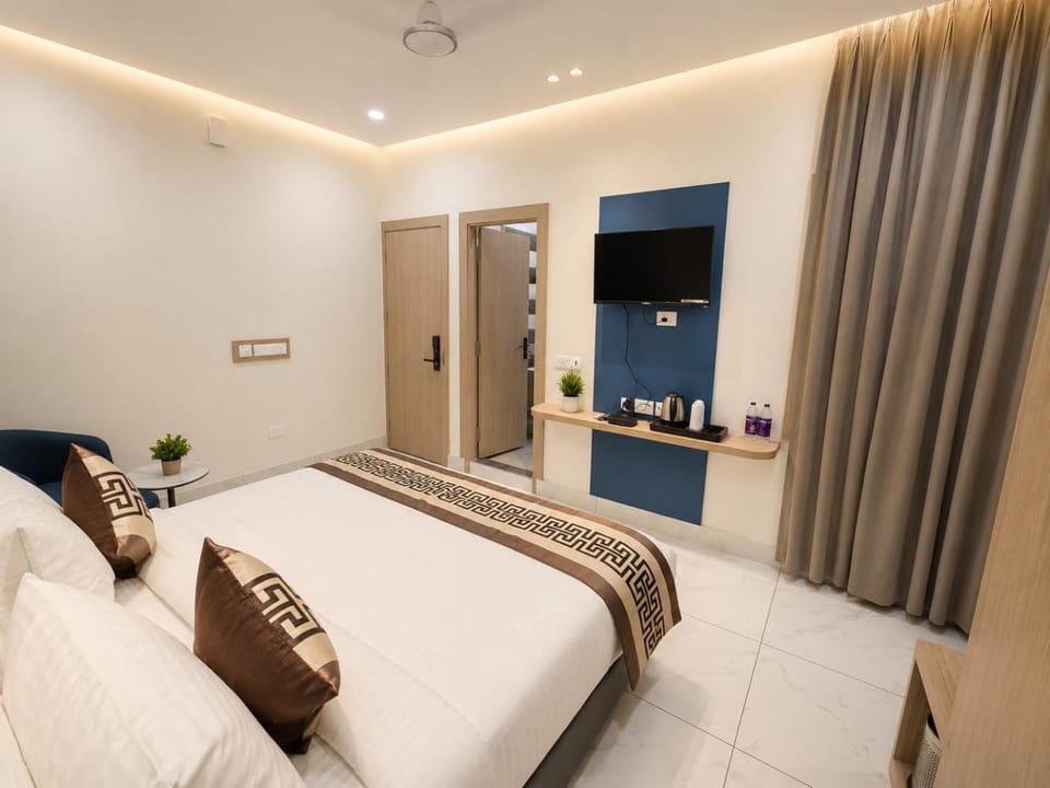 Bed, TV and multimedia, Photo of the whole room, Bedroom