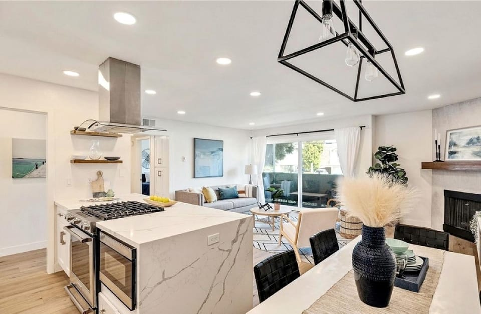 Three Bedroom Coastal Residence with Ocean Views Apartment in Hermosa Beach