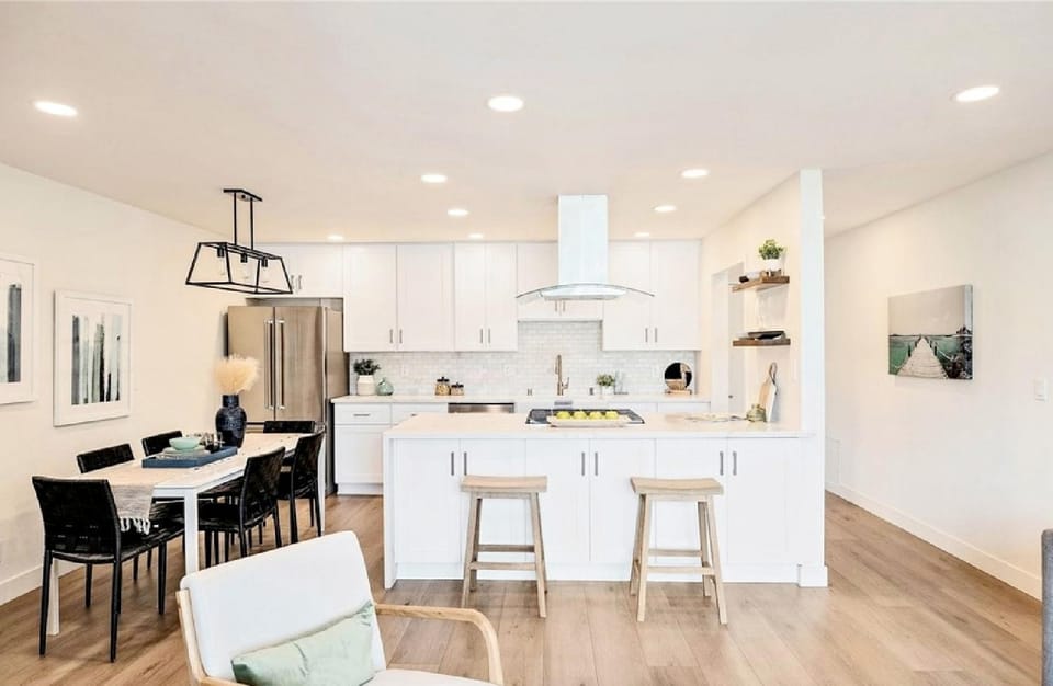 Three Bedroom Coastal Residence with Ocean Views Apartment in Hermosa Beach