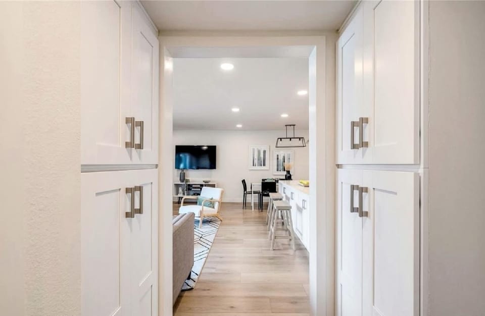 Three Bedroom Coastal Residence with Ocean Views Apartment in Hermosa Beach