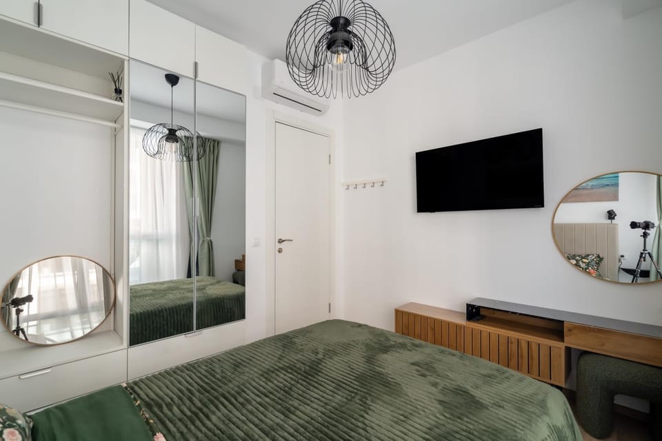 Bed, TV and multimedia, Photo of the whole room, Seating area, Bedroom