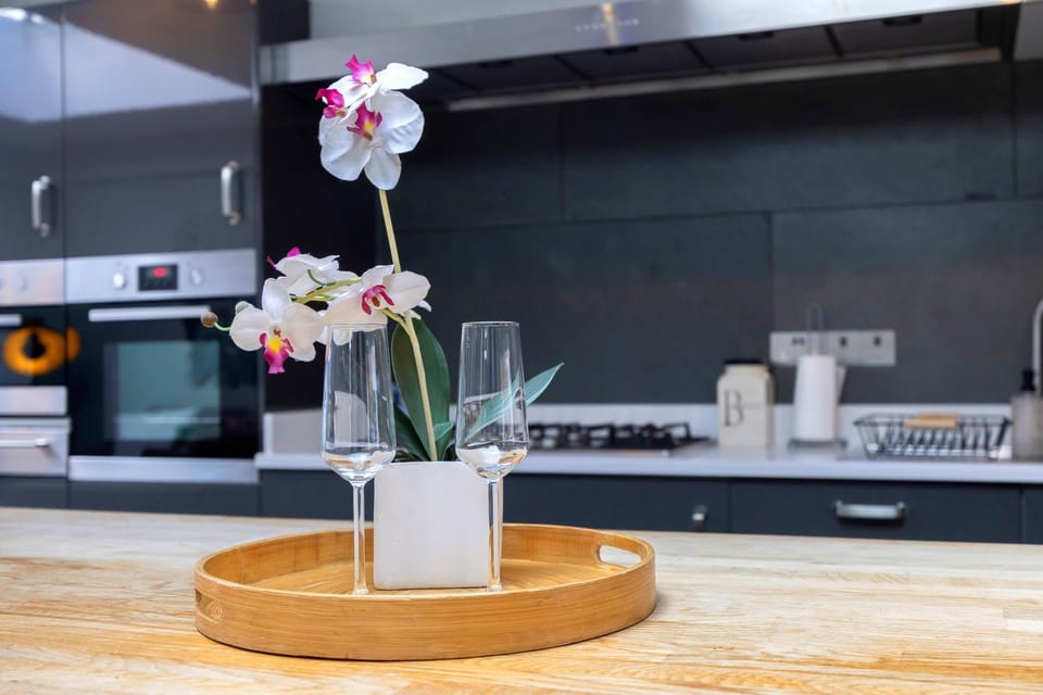 Spacious Open Plan Home in Central Cheltenham FREE Parking Sleeps 6 Apartment in Cheltenham