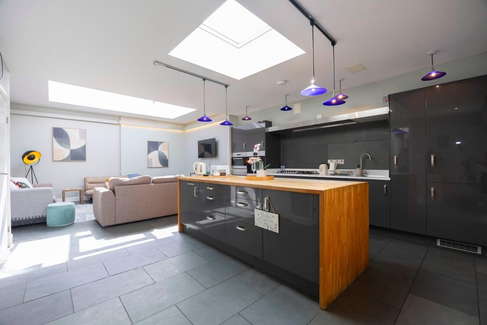 Spacious Open Plan Home in Central Cheltenham FREE Parking Sleeps 6 Apartment in Cheltenham