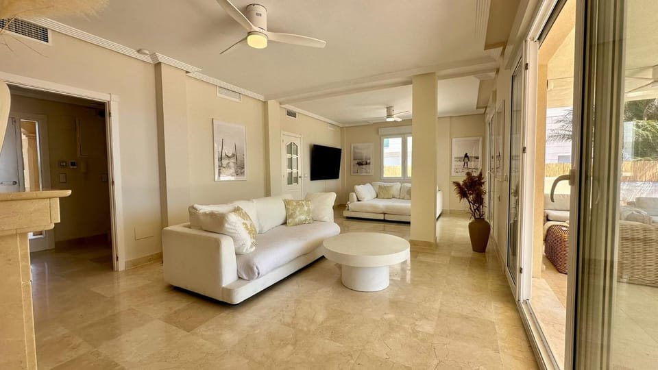 TV and multimedia, Living room, Photo of the whole room, air conditioner