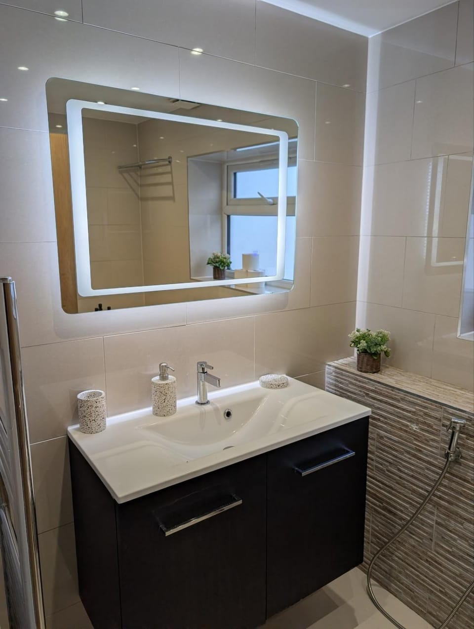 Luxury 3BR Home 20 Min to London Garden Wifi Apartment in Gravesend