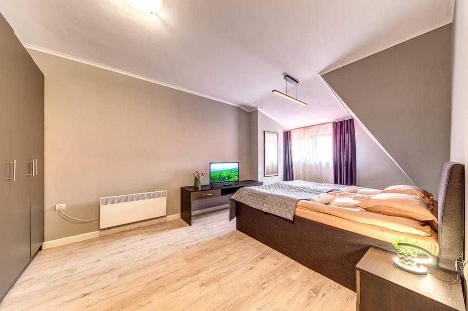 Bed, TV and multimedia, Photo of the whole room, Bedroom, towels, wardrobe