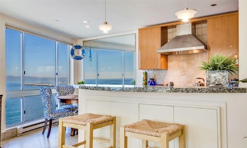 One Bedroom Oceanfront Residence with Panoramic Views Apartment in Redondo Beach