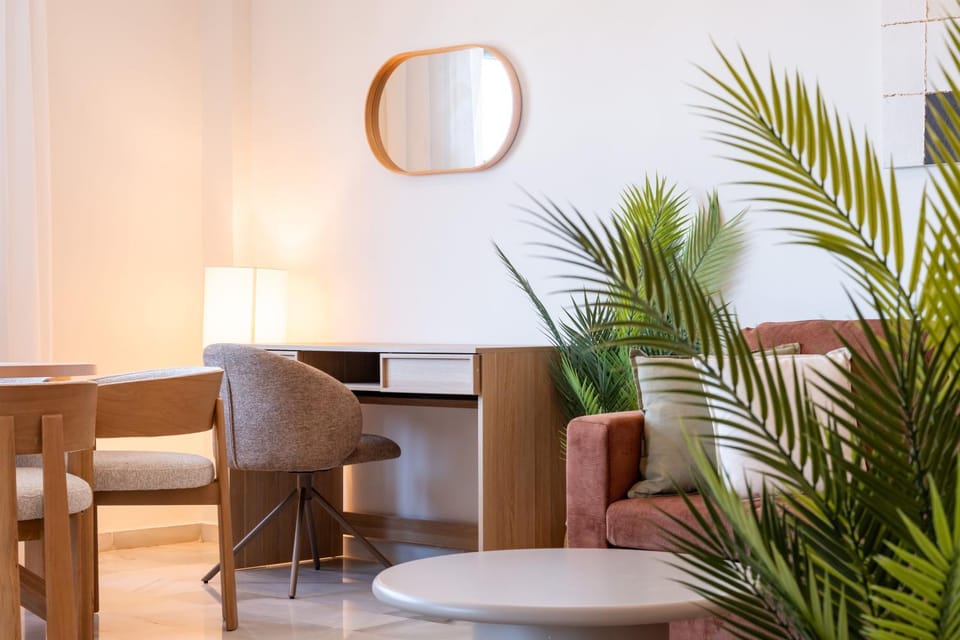 TV and multimedia, Living room, Seating area, Dining area, air conditioner