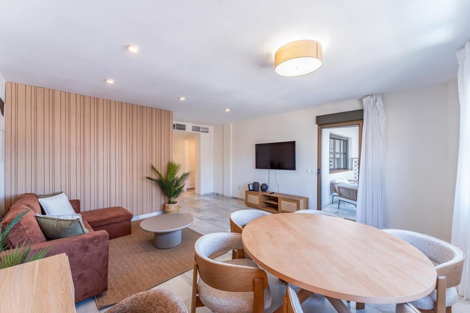 TV and multimedia, Living room, Seating area, Dining area, air conditioner