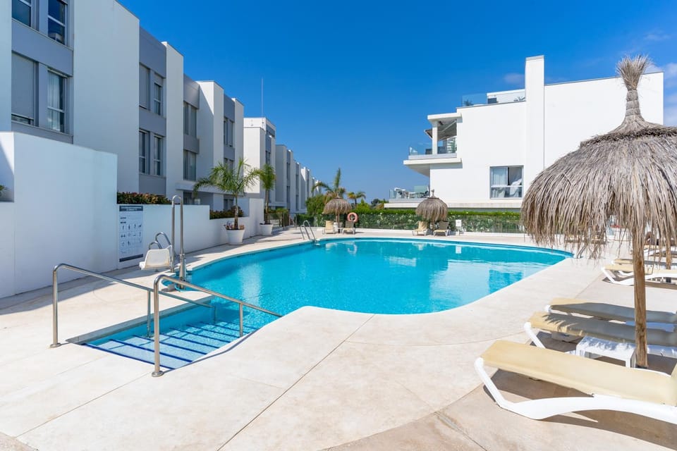 Property building, Day, Pool view, Swimming pool