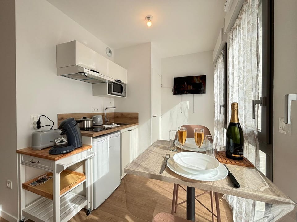 TV and multimedia, Seating area, Dining area, kitchen
