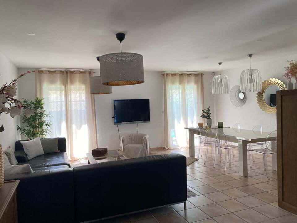 Villa avec piscine et jardin privés, hébergement cosy avec clim Villa in Nimes