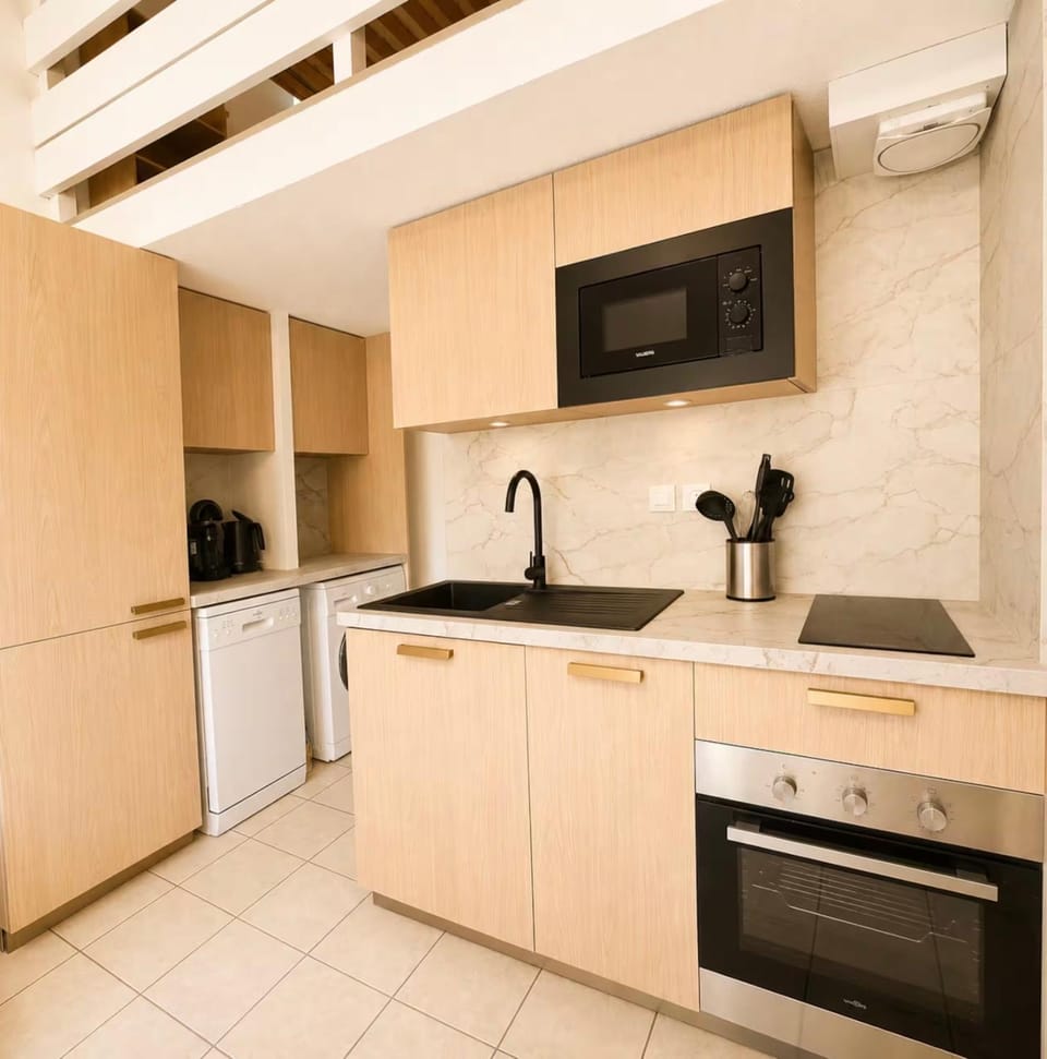 Coffee/tea facilities, dishwasher, microwave, oven, stove, toaster, washing machine, kitchen