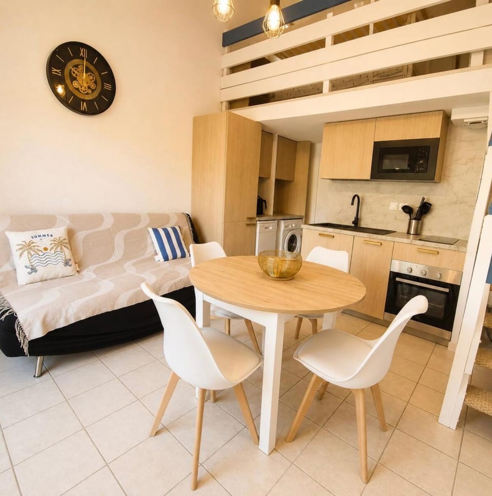 Communal lounge/ TV room, Living room, Dining area