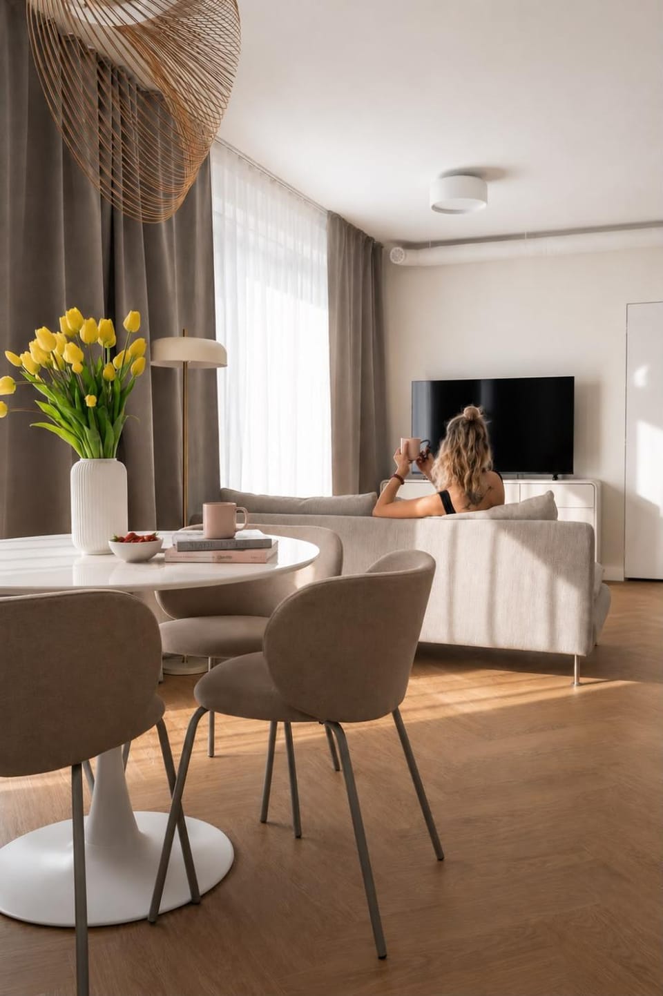 TV and multimedia, Living room, Seating area, Evening entertainment