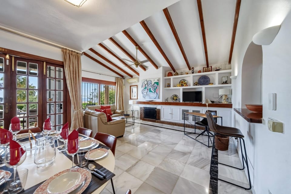 W12 Andalusian style villa with sea views Villa in Sitio de Calahonda