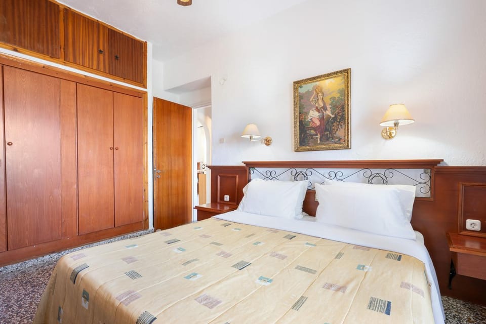 Property building, Living room, Bedroom
