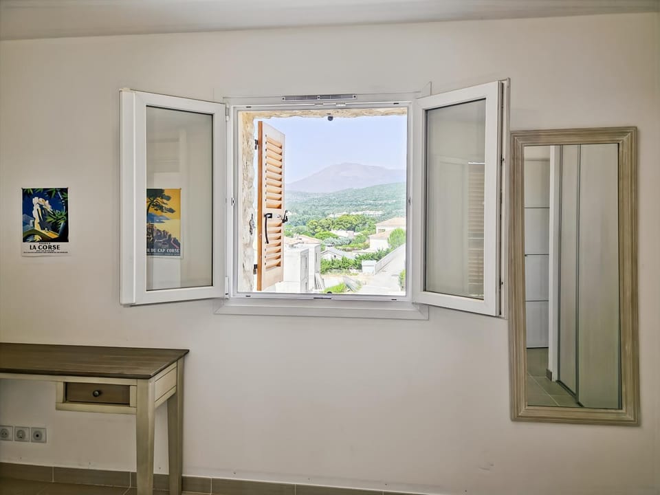 Maison 80m2 à 150 mètres de la mer avec balcon et terrasse vue panoramique sur le golfe de Saint-Florent House in Saint-Florent