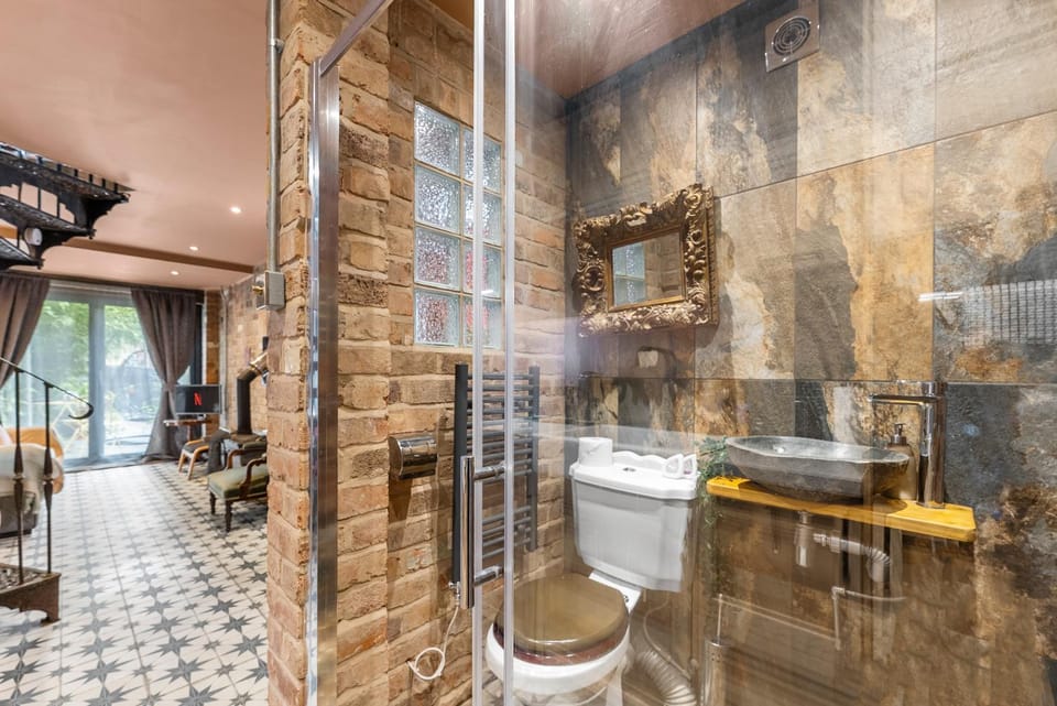 The Old Coach Keeper's House -Sleeps 11 with Sauna Apartment in Nottingham