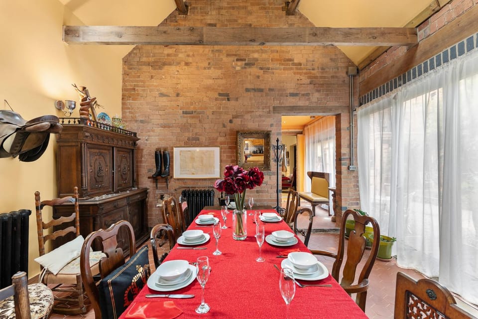 The Old Coach Keeper's House -Sleeps 11 with Sauna Apartment in Nottingham