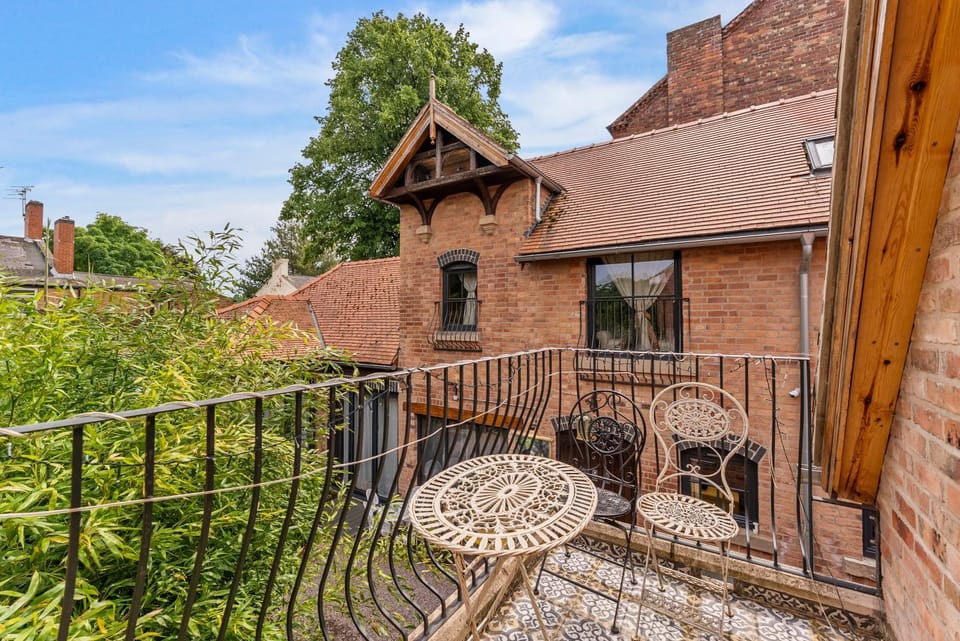 The Old Coach Keeper's House -Sleeps 11 with Sauna Apartment in Nottingham