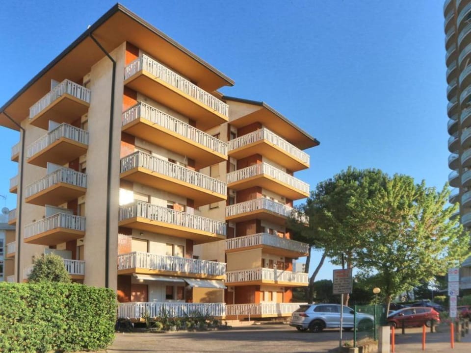 Property building, Neighbourhood, Street view, Location, Parking