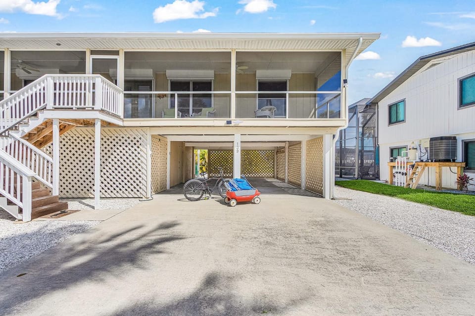 Beachside Bliss with Paddleboards, Bikes & Island Fun - Mystic Mandalay - Roelens House in Estero Island
