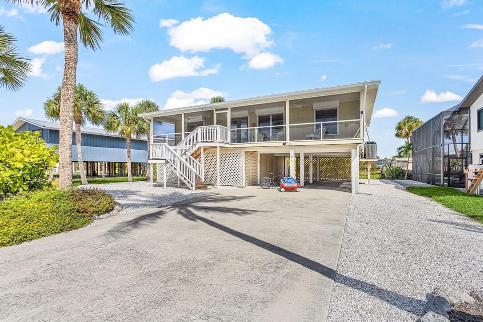 Beachside Bliss with Paddleboards, Bikes & Island Fun - Mystic Mandalay - Roelens House in Estero Island