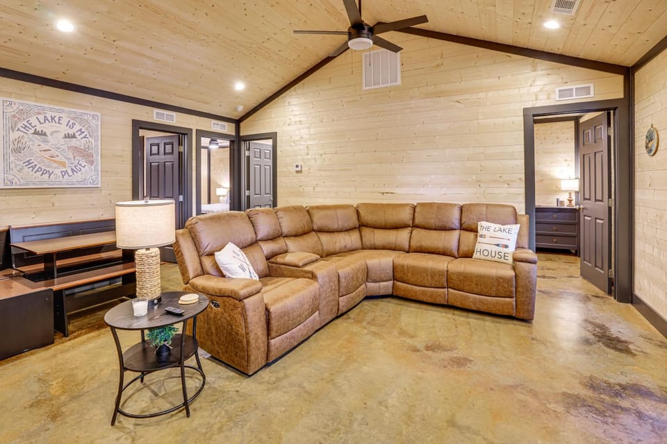 Walk to Water: Irvin Cobb Resort Cabin! Cabin in Lake Barkley