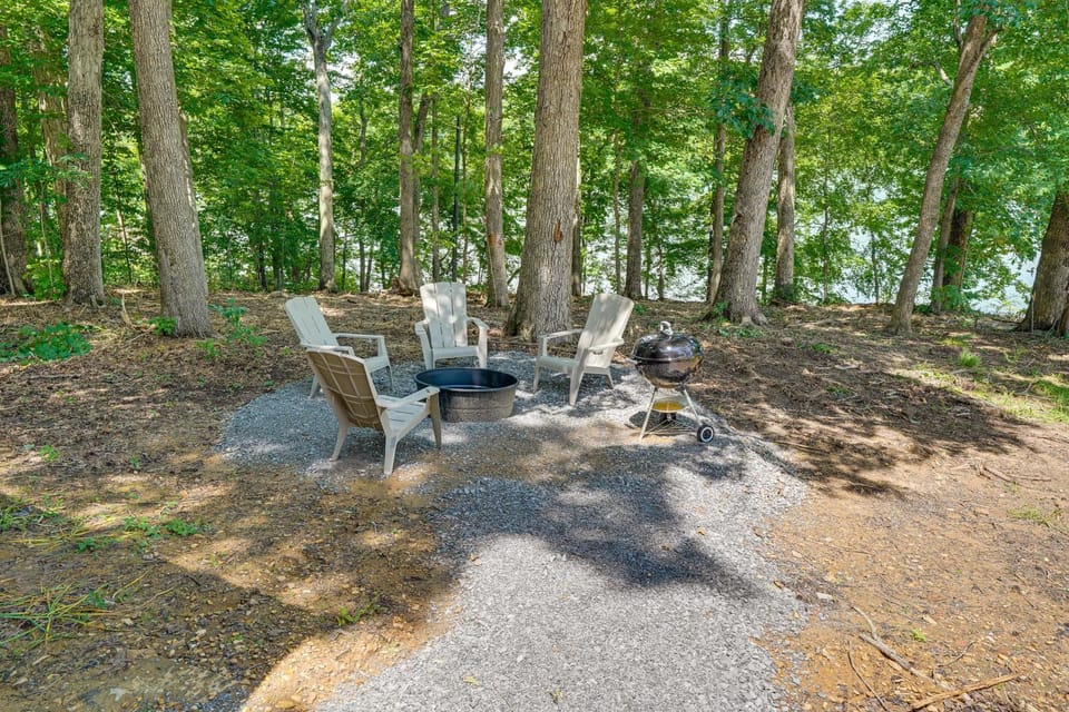 Walk to Water: Irvin Cobb Resort Cabin! Cabin in Lake Barkley