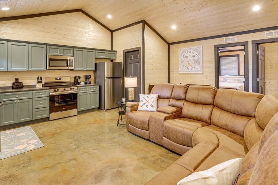 Walk to Water: Irvin Cobb Resort Cabin! Cabin in Lake Barkley