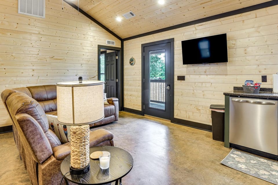 Kentucky Lake Escape: Family Cabin w/ Fire Pit Cabin in Lake Barkley