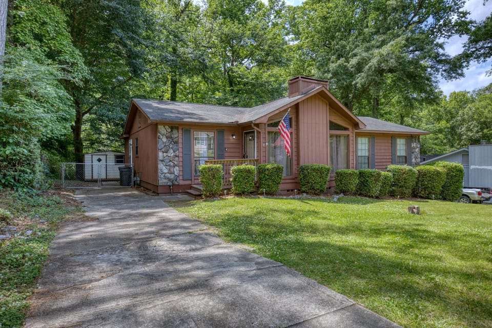 Cozy Cabin-Style Retreat Sleeps 10 Near Fort Benning Cabin in Columbus
