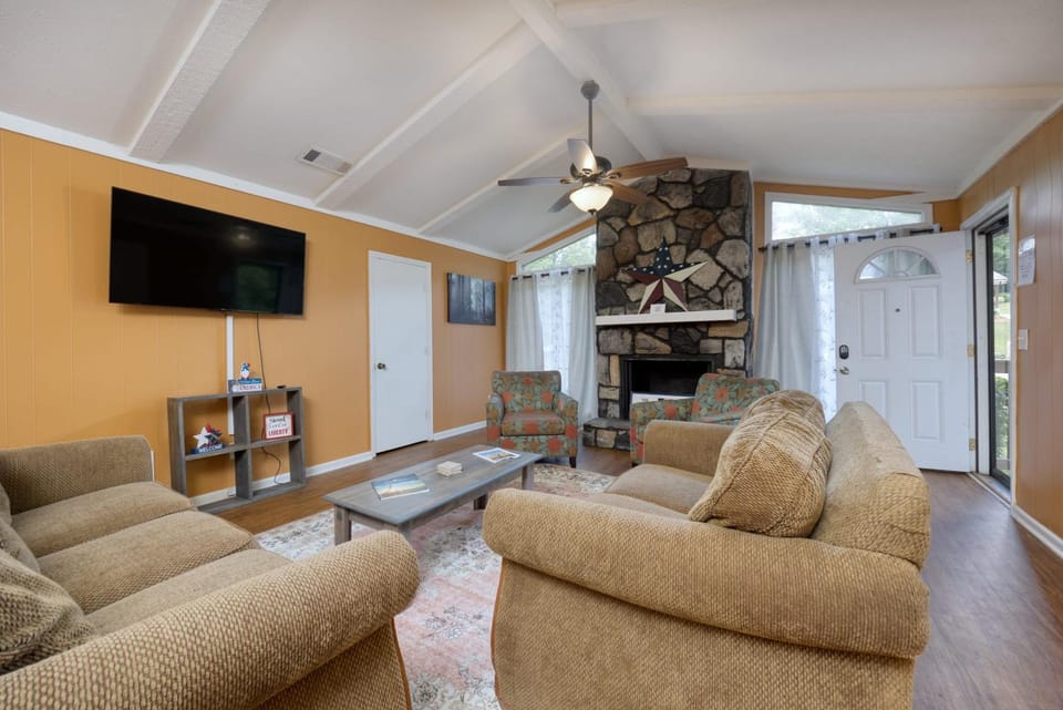 Cozy Cabin-Style Retreat Sleeps 10 Near Fort Benning Cabin in Columbus