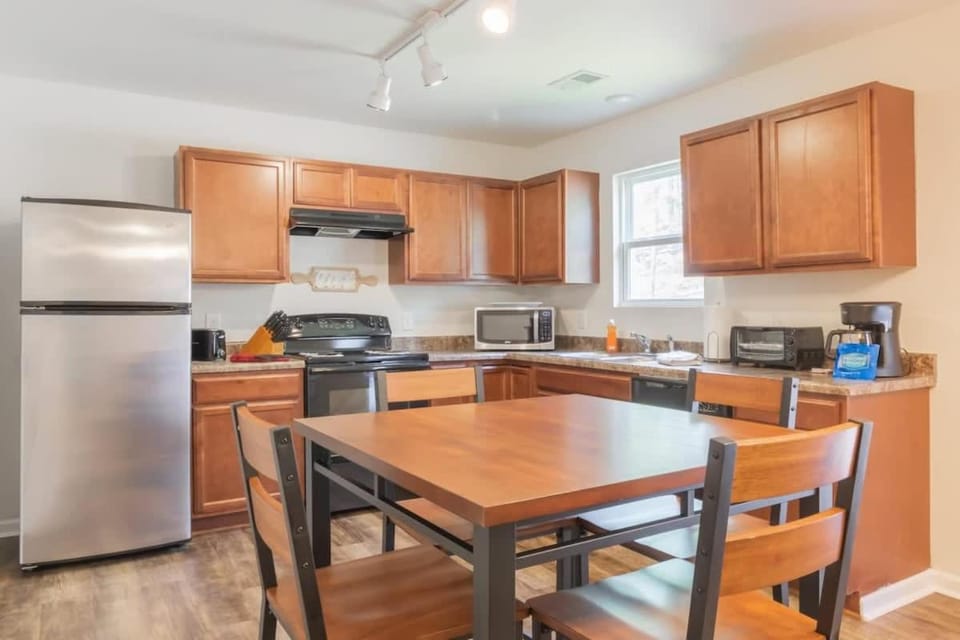 Neighboring Fort Benning The Modern Guest House Sleeps 13 House in Columbus
