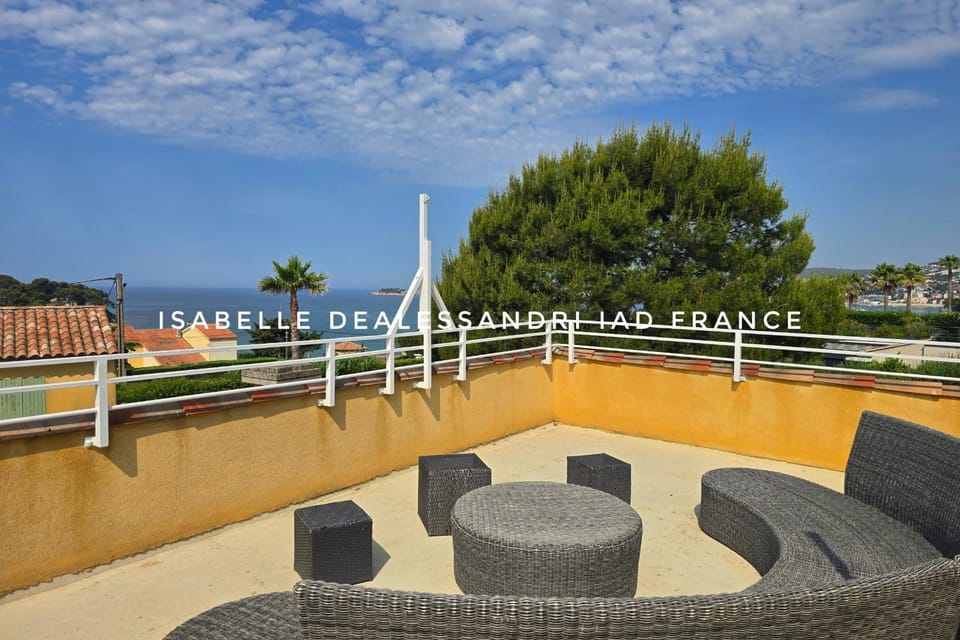 Cosy House With Sea View House in Sanary-sur-Mer