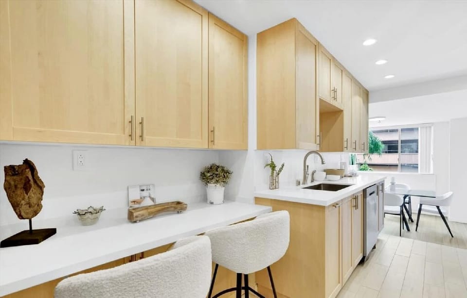 Two Bedroom Residence with Resort Style Amenities Apartment in Beverly Hills
